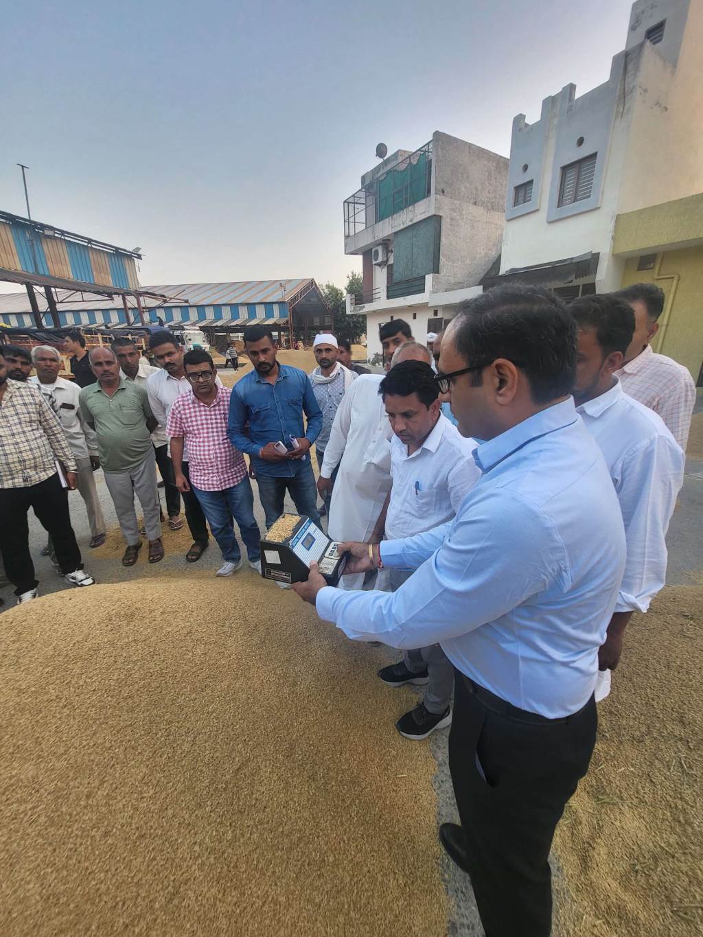 SDM Rajesh Khoth visited the grain market to review crop procurement arrangements